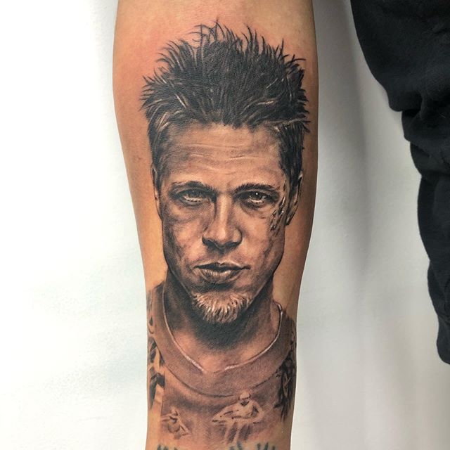 Tatuaje retrato de Brad Pitt en la pierna estilo realismo