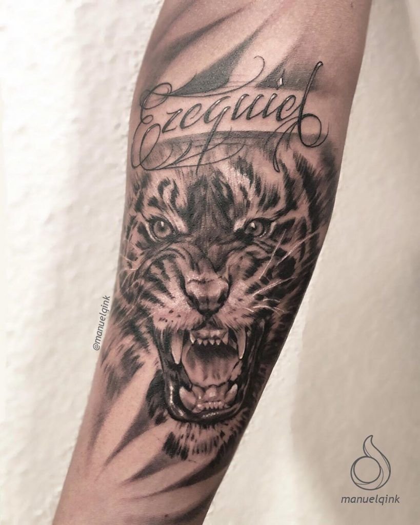 Tatuaje de un tigre con la boca abierta estilo realismo en el antebrazo