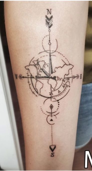 Tatuaje brújula con el mapamundi en al antebrazo