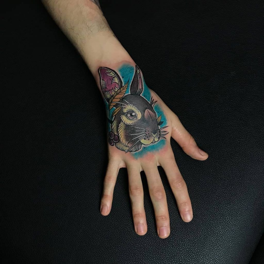 Tatuaje conejo estilo neotradicional en la mano