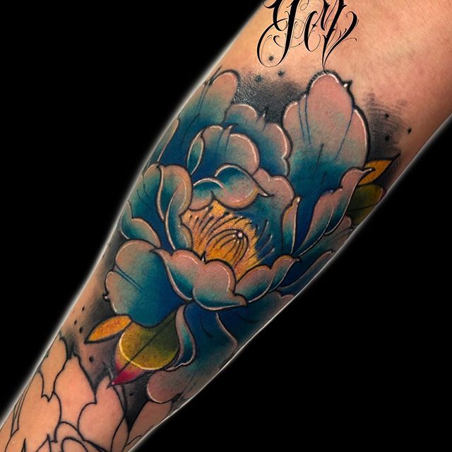 Tatuaje flores a color en el antebrazo