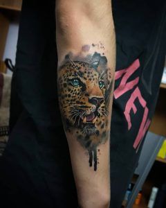 Tatuaje de un tigre estilo realismo a color en el antebrazo