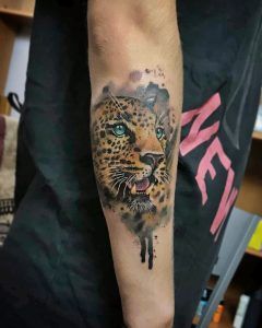 Tatuaje tigre estilo realismo a color en el antebrazo
