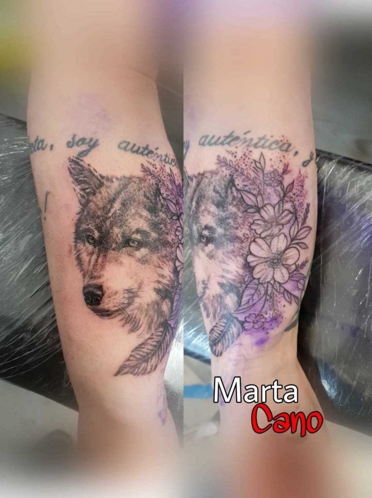 Tatuaje lobo con flores estilo realismo