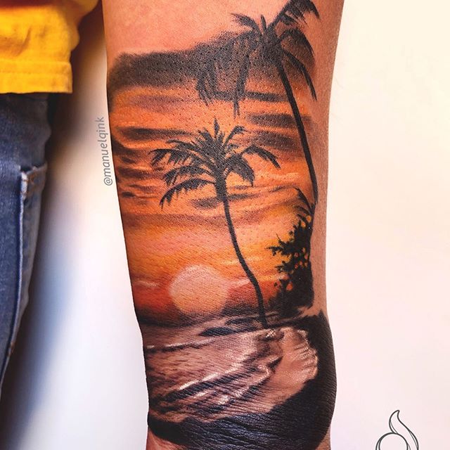 Tatuaje de un atardecer en la playa estilo realismo