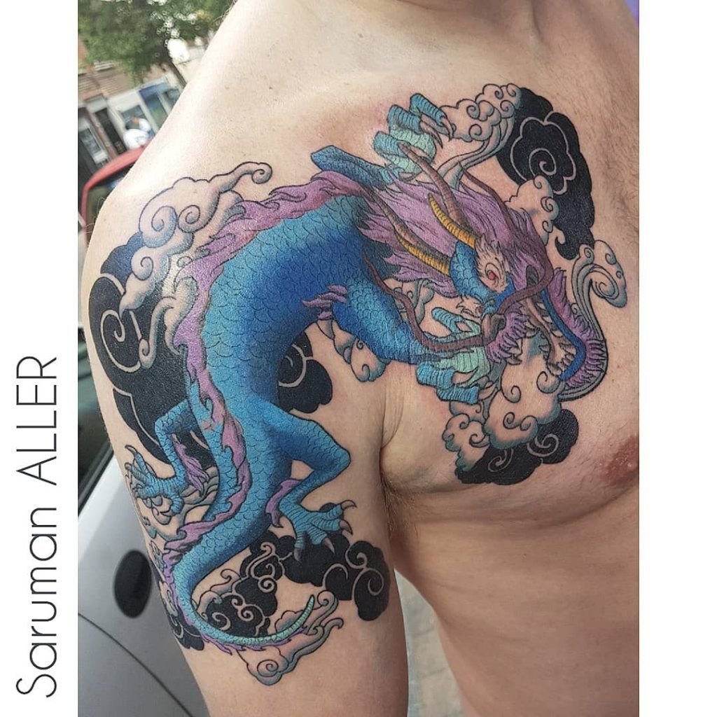 Tatuaje watercolor dragón en el hombro