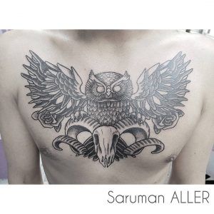 tatuaje buho minimalismo apoyado sobre craneo de cabra