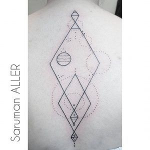 tatuaje minimalista de figuras geométricas en la espalda