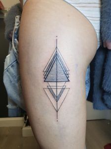 tatuaje triángulos minimalismo
