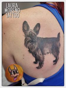 tatuaje realista de un perro en la espalda