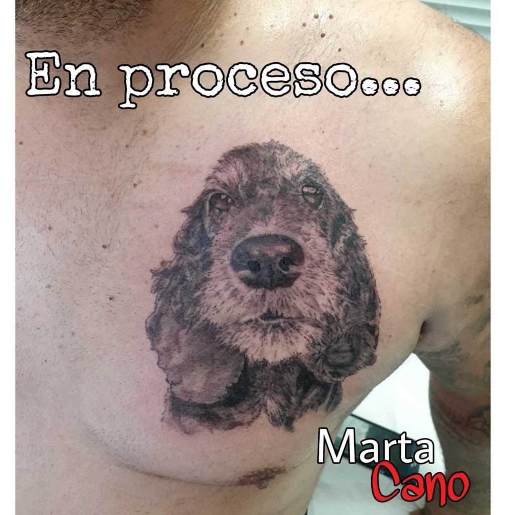 Tatuaje retrato de un perro en el pecho