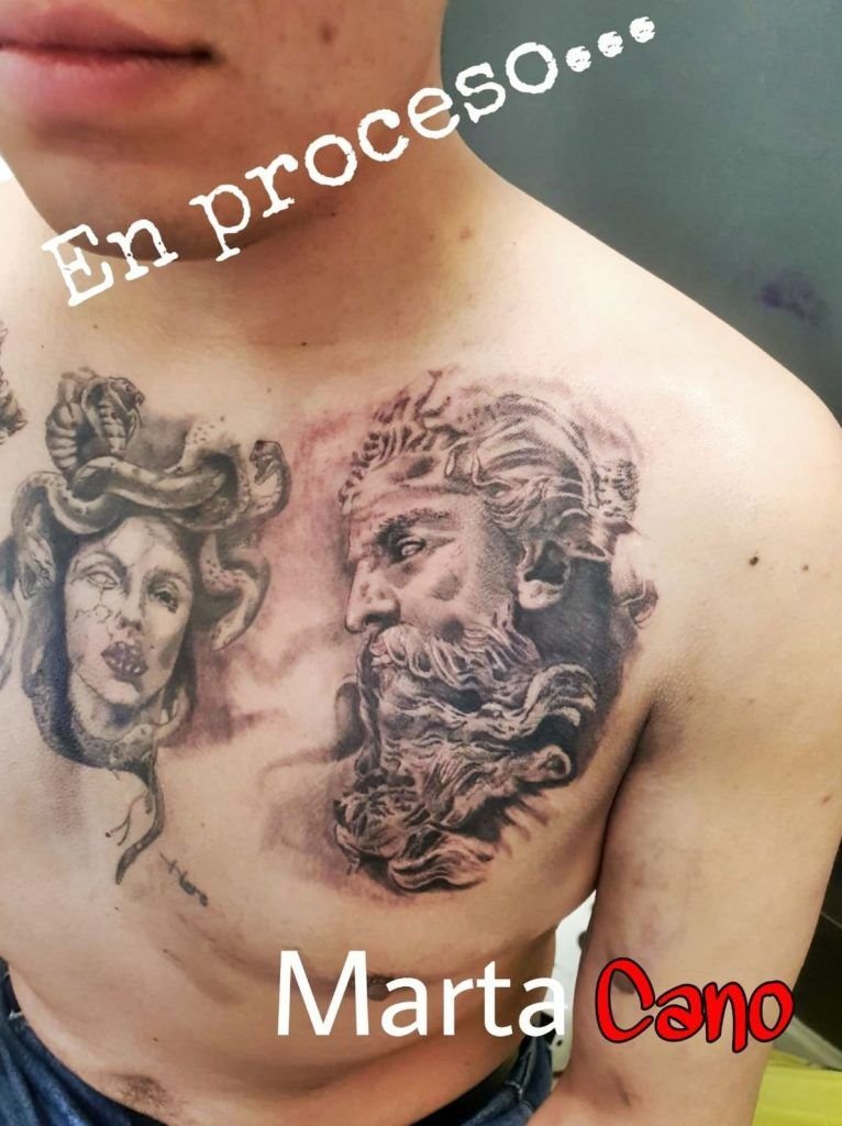 Tatuaje del dios Poseidón estilo realismo en el pecho
