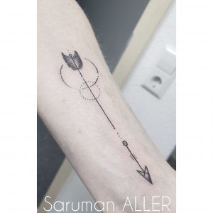 tatuaje minimalismo de una flecha en el brazo