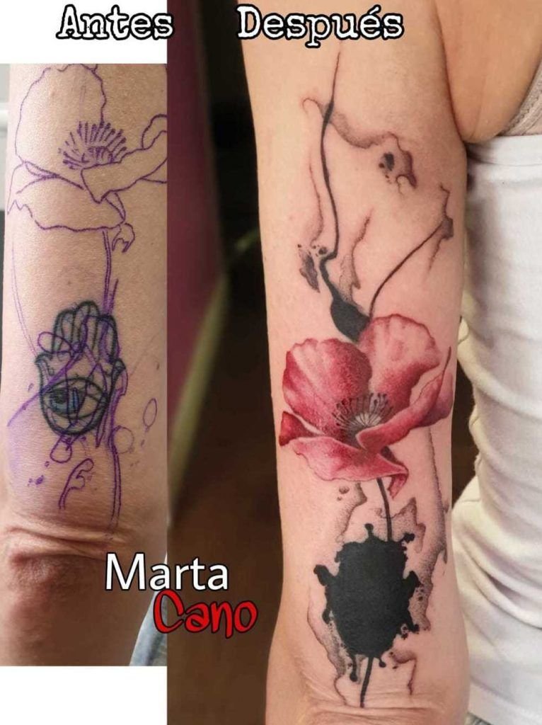 Tatuaje cover up con una flor estilo realismo a color en el brazo