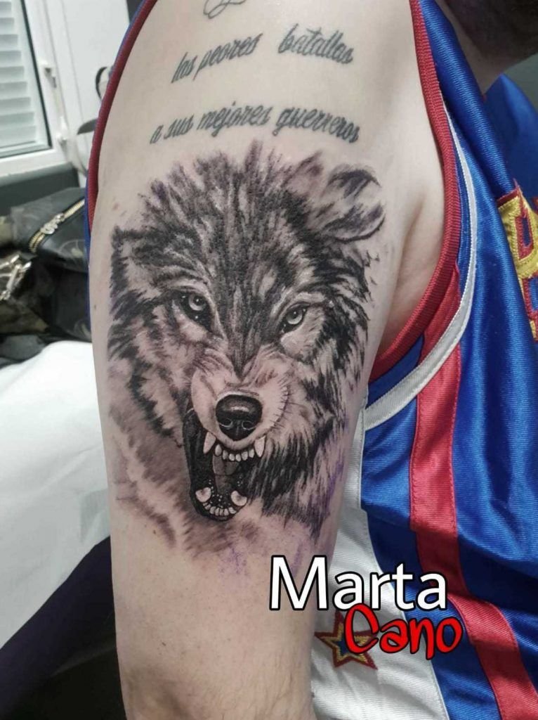 Tatuaje lobo estilo realismo en el brazo