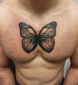 tatuaje mariposa en el pecho