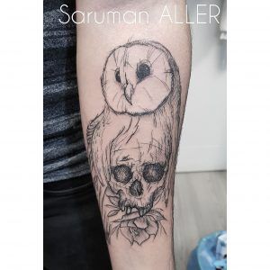 tatuaje minimalista de búho con una calavera