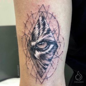 Tatuaje de un rombo con la mirada de un lobo en el centro estilo realismo