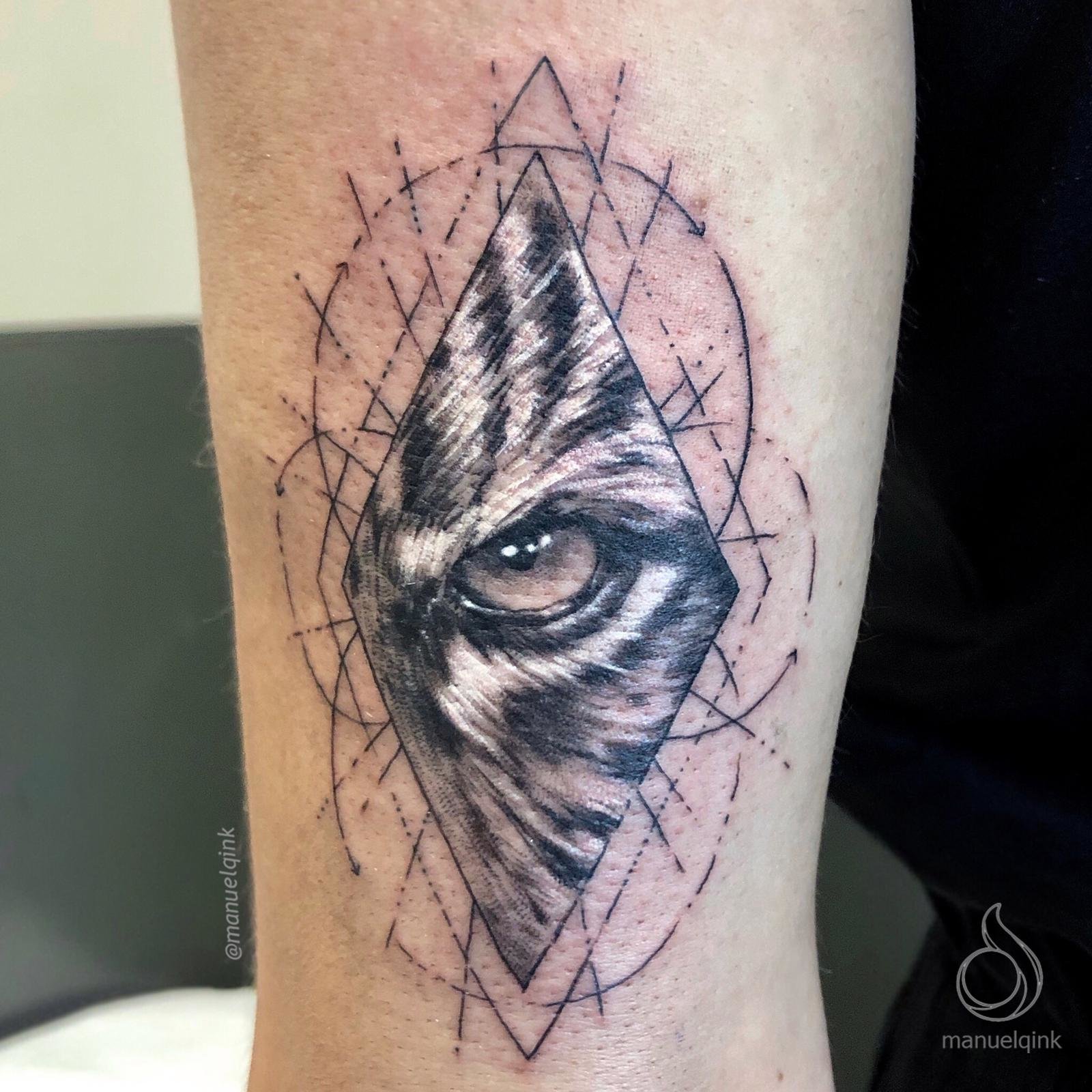 Tatuaje de un rombo con la mirada de un tigre estilo realismo