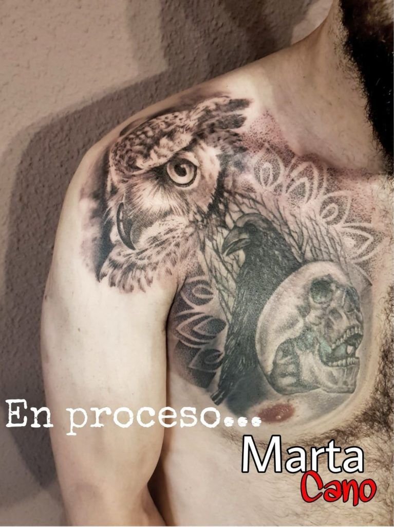 Tatuaje de un búho, un cuervo y una calavera estilo realismo en el pecho y hombro