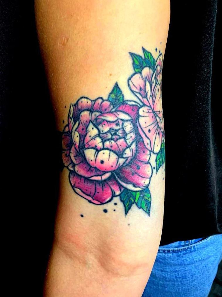 Tatuaje flores estilo realismo a color en el brazo