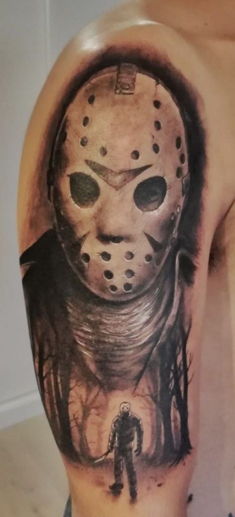 Tatuaje de Jason Voorhees personaje principal de la película Viernes 13 estilo realismo en el brazo