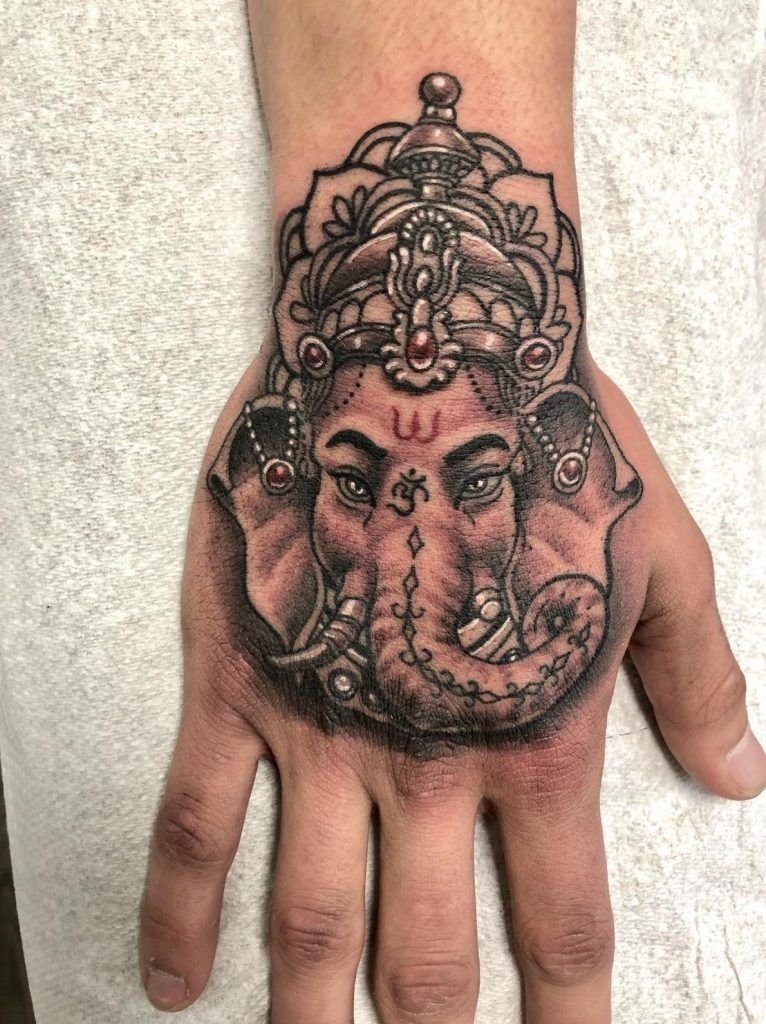 Tatuaje elefante símbolo del hinduismo en la mano