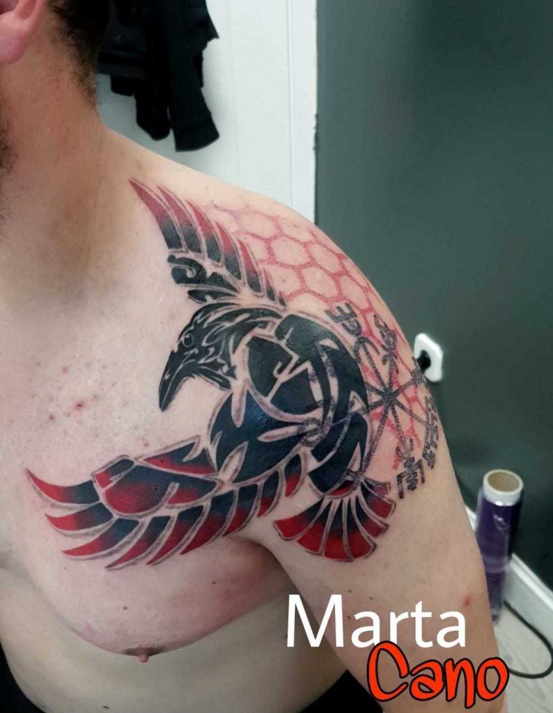 Tatuaje águila estilo trash polka en el hombro