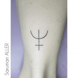 tatuaje minimalista de un tridente