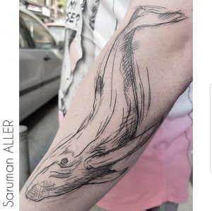 tatuaje minimalista de una ballena