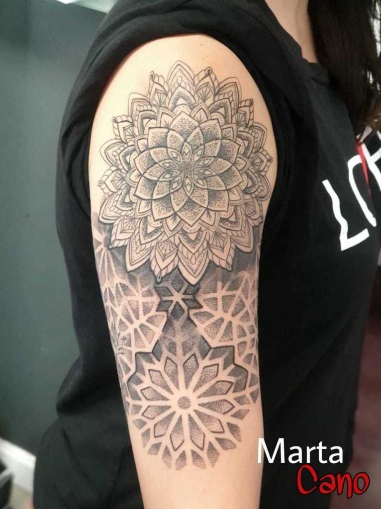 Tatuaje de mandalas en el brazo con líneas finas