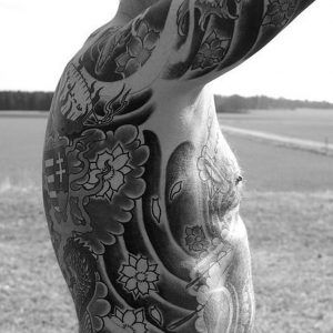 Hombre muy tatuado