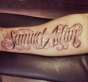 tatuaje de estilo lettering Samuel Adan en el antebrazo