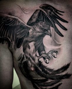 águila estilo realismo ene l pecho