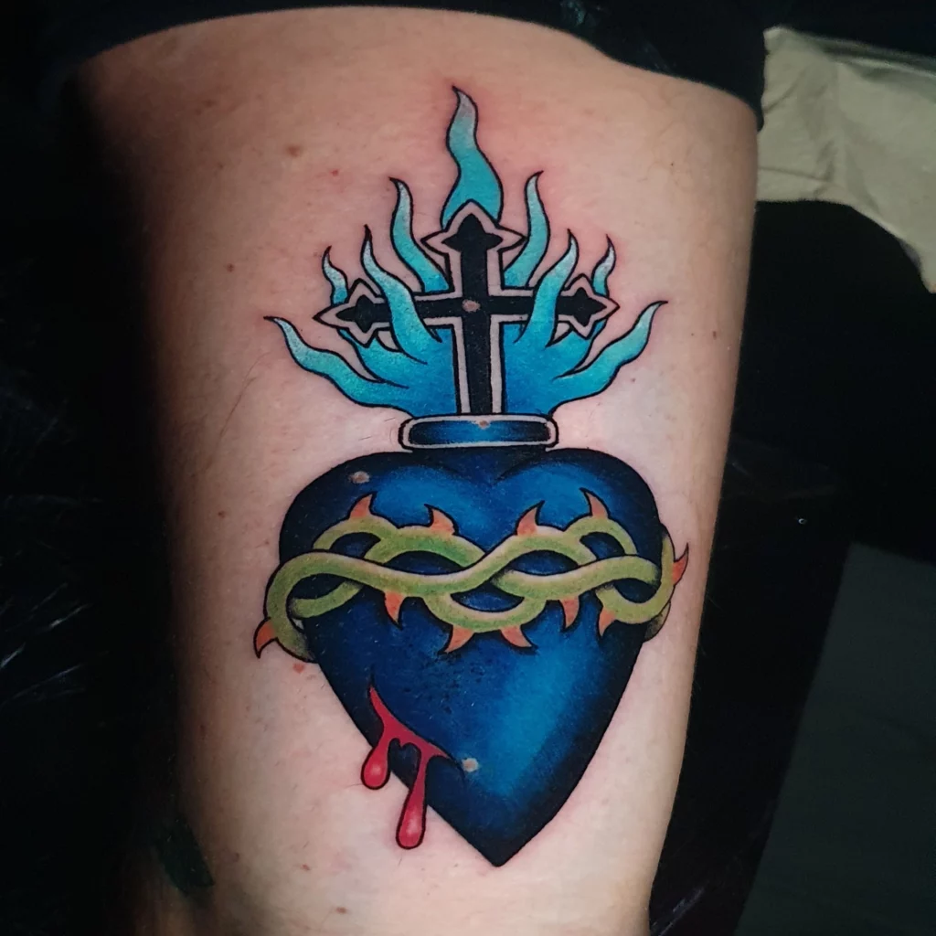 tatuaje realismo a color corazón azul