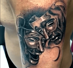 Tatuaje máscara de teatro estilo realismo en el brazo