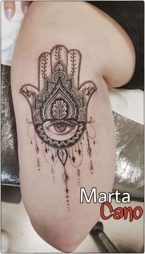 Tatuaje mano de Fátima con líneas finas