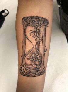 Tatuaje reloj de arena en el antebrazo