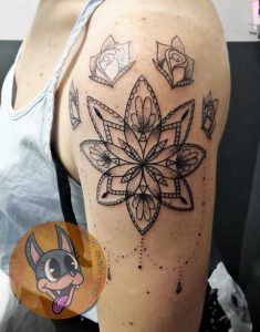Tatuaje rosa efecto mandala en el brazo