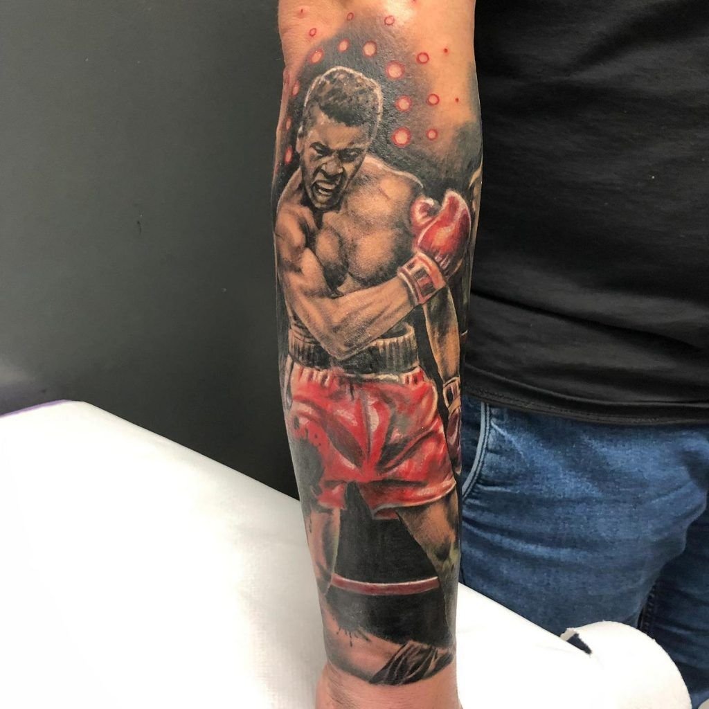 Tatuaje boxeador estilo realismo a color en el antebrazo