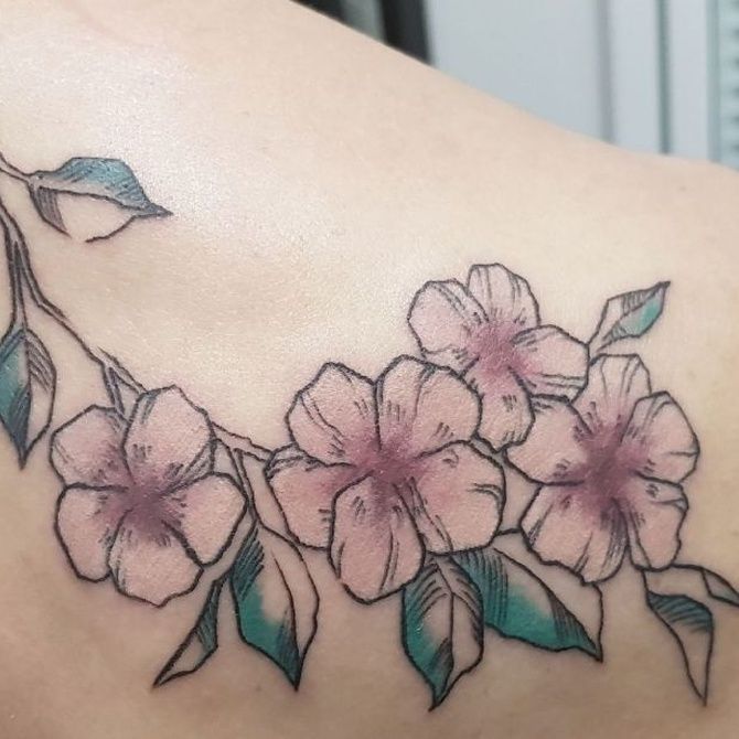 Tatuaje de flor estilo minimalista en la espalda