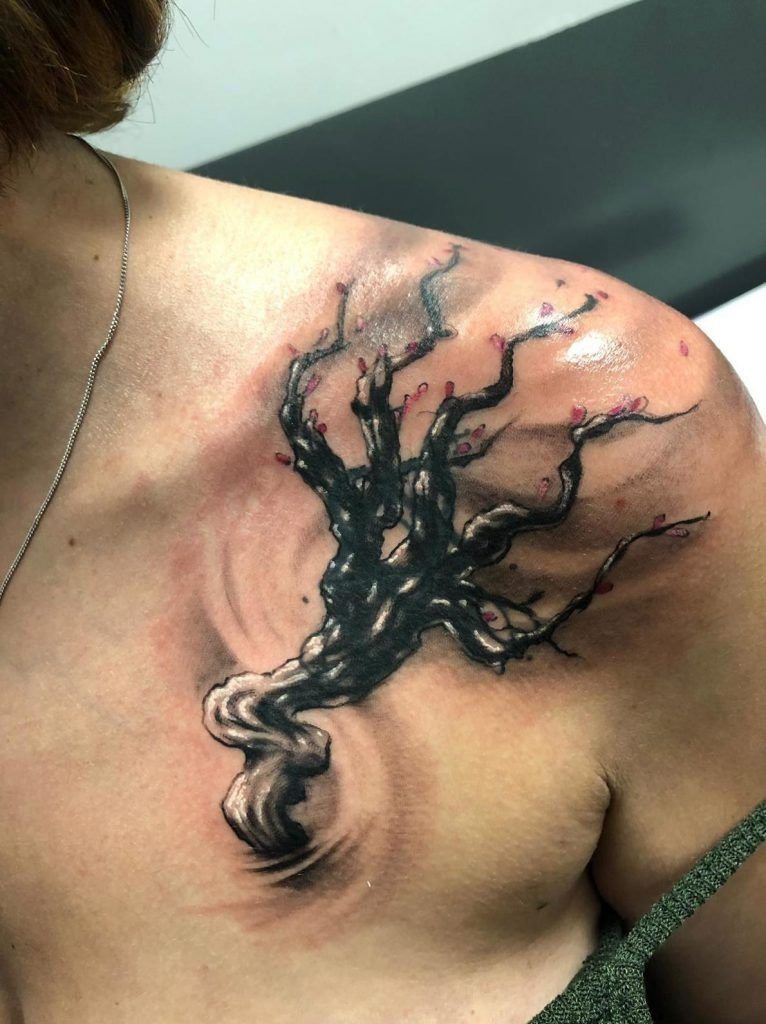 Tatuaje árbol floreciendo en el hombro