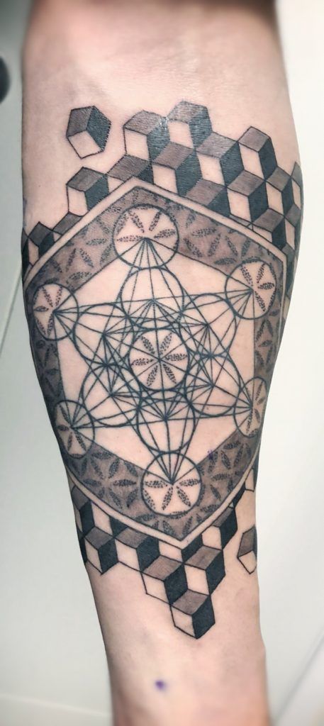 Tatuaje mandala de figuras geométricas
