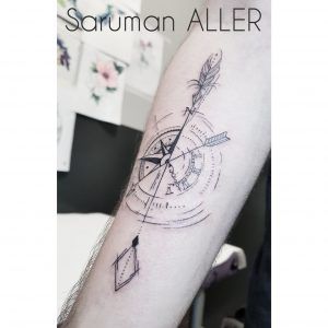 Tatuaje minimalista brújula y flecha