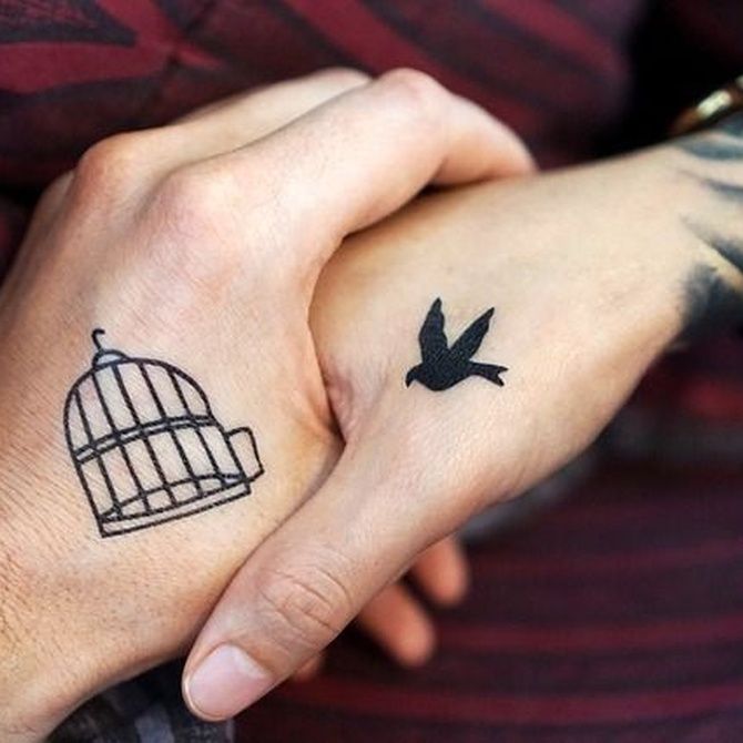 Tatuajes minimalista de una jaula y un pajarito