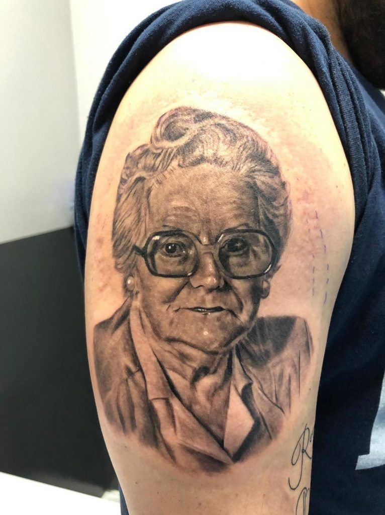 Tatuaje retrato estilo realismo en el brazo