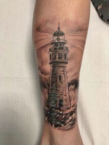 Tatuaje realista Faro en la pierna