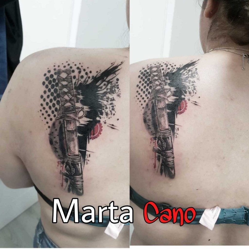 Tatuaje estilo trash polka en la espalda