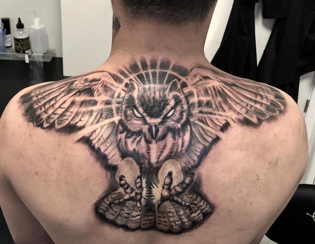Tatuaje búho estilo realismo en la espalda