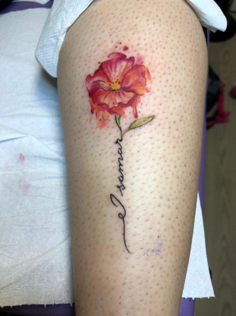 Tatuaje flor estilo watercolor con lettering